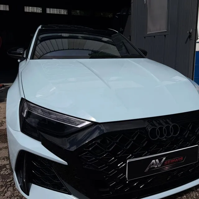 Białe Audi przed serwisem