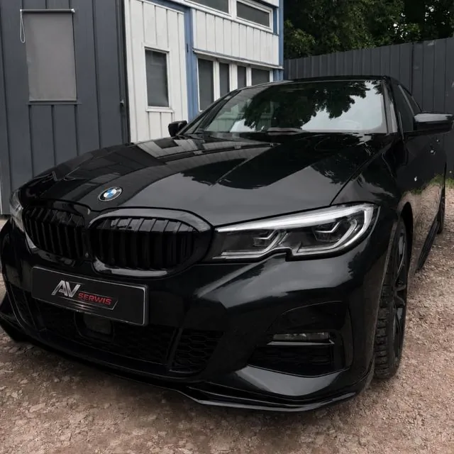Czarne BMW przed bramą serwisu